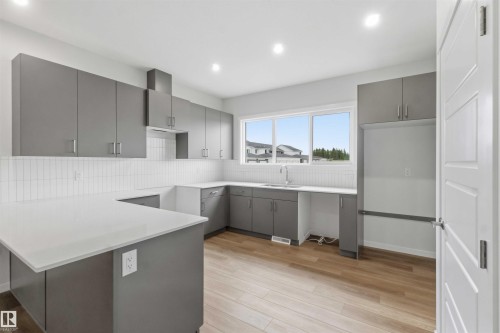 1088 Mcleod Avenue, Spruce Grove, AB - Indoor Photo Showing Kitchen With Upgraded Kitchen
