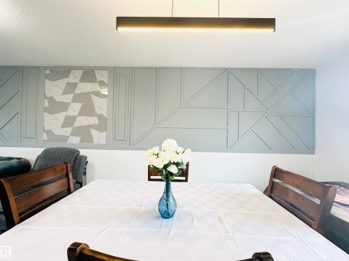 Accent wall featuring geometric paneling and a tiled insert - 40 Pinecliff Close Ne, Calgary, AB 