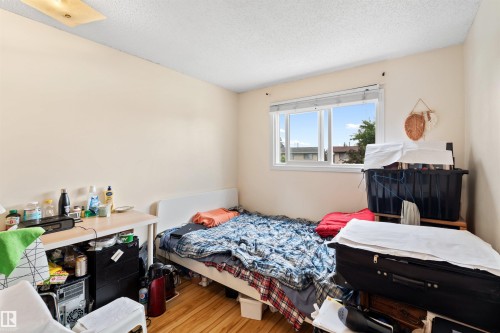 Image quality insufficient for description - 359 Kirkpatrick Crescent, Edmonton, AB 