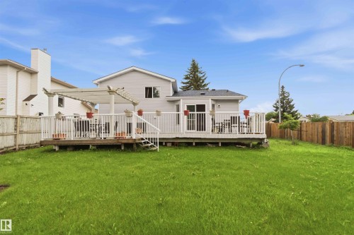 Expansive green lawn providing ample outdoor space - 4428 11A Avenue, Edmonton, AB 
