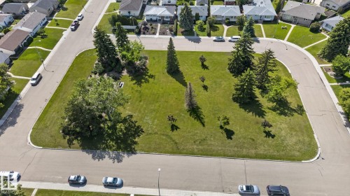 Expansive green space featuring mature trees and manicured lawn - 13431 109 Street, Edmonton, AB 