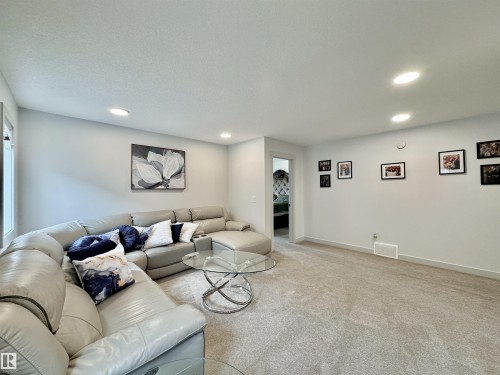 Spacious room featuring light gray carpeting and white walls - 33 Sumac Close, Fort Saskatchewan, AB 