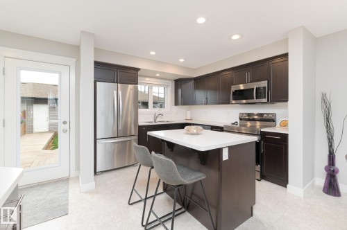 54 Tonewood Boulevard, Spruce Grove, AB - Indoor Photo Showing Kitchen With Upgraded Kitchen
