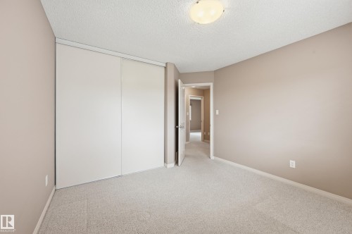 Neutral tone walls complemented by light-colored carpeting - 7460 Singer Landing, Edmonton, AB 