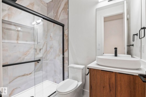 Glass-enclosed shower with a built-in niche and tile surround - 13111 187 Avenue Nw, Edmonton, AB - Indoor Photo Showing Bathroom