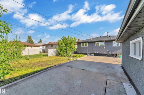 Concrete driveway with direct access to the rear of the property - 8104 135 Avenue, Edmonton, AB 