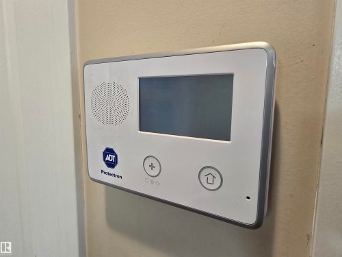 Edmonton, AB - Indoor Photo Showing Other Room