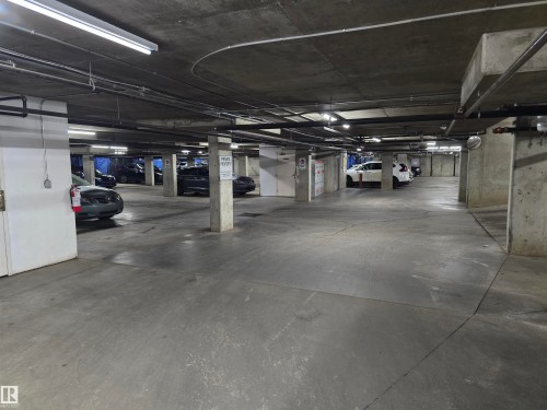 Edmonton, AB - Indoor Photo Showing Garage