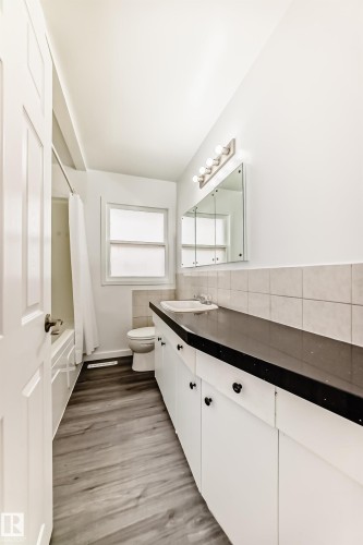 Bathroom - 11937 39 Street Nw, Edmonton, AB 