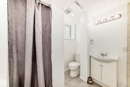 Bathroom - 11937 39 Street Nw, Edmonton, AB 