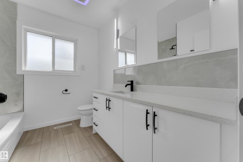 13116 128A Avenue, Edmonton, AB - Indoor Photo Showing Bathroom