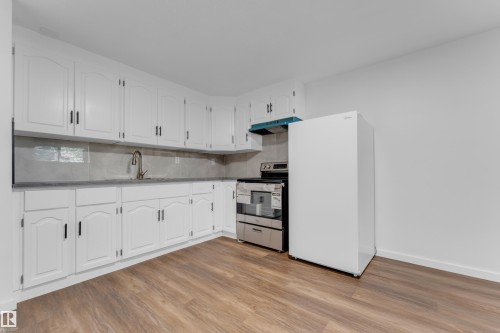 13116 128A Avenue, Edmonton, AB - Indoor Photo Showing Kitchen