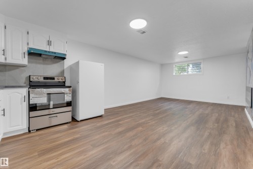 13116 128A Avenue, Edmonton, AB - Indoor Photo Showing Kitchen