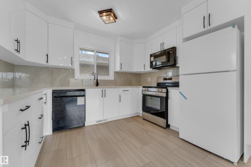 13116 128A Avenue, Edmonton, AB - Indoor Photo Showing Kitchen