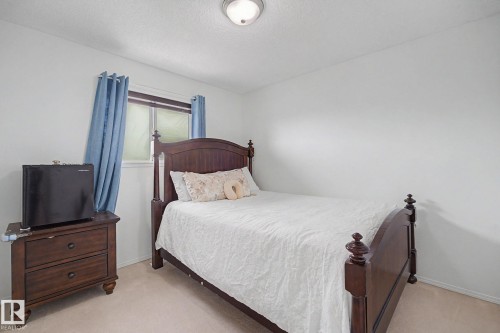 Neutral wall finishes, recessed window, and wall-to-wall carpeting - 262 Dunvegan Road, Edmonton, AB 