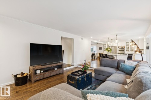 420 Olsen Close, Edmonton, AB - Indoor Photo Showing Living Room