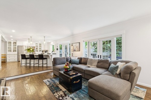 420 Olsen Close, Edmonton, AB - Indoor Photo Showing Living Room