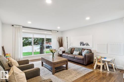 420 Olsen Close, Edmonton, AB - Indoor Photo Showing Living Room