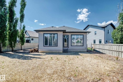 Expansive backyard with a full perimeter fence - 1781 Melrose Crescent, Edmonton, AB 