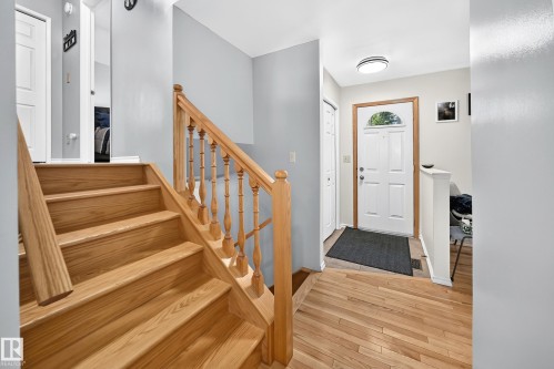 Hardwood staircase with turned wood balusters - 11708 138 Avenue Nw, Edmonton, AB 