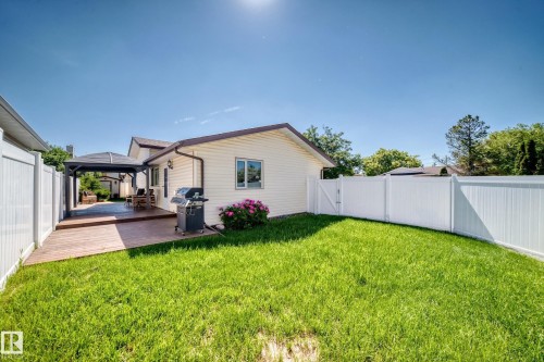Expansive green lawn with a white privacy fence - 11708 138 Avenue Nw, Edmonton, AB 