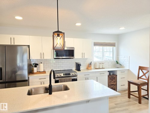 70 50 Mclaughlin Drive, Spruce Grove, AB - Indoor Photo Showing Kitchen With Double Sink With Upgraded Kitchen