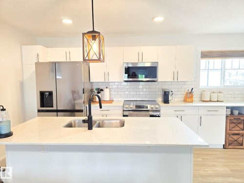 70 50 Mclaughlin Drive, Spruce Grove, AB - Indoor Photo Showing Kitchen With Double Sink With Upgraded Kitchen