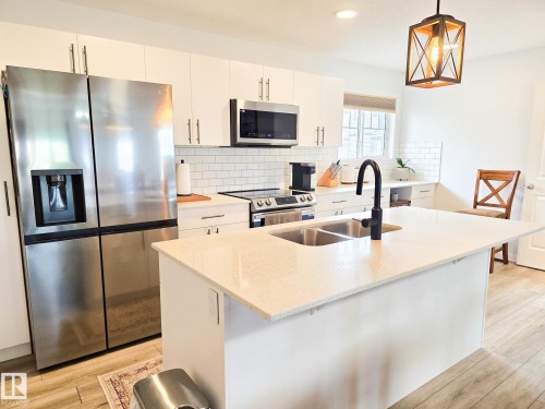 70 50 Mclaughlin Drive, Spruce Grove, AB - Indoor Photo Showing Kitchen With Double Sink With Upgraded Kitchen
