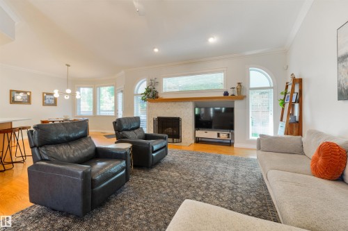 956 Hollingsworth Bend, Edmonton, AB 