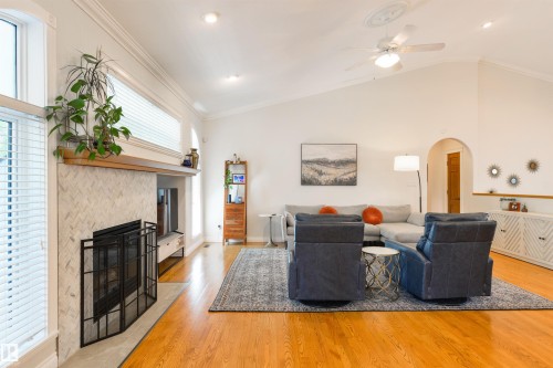 956 Hollingsworth Bend, Edmonton, AB 