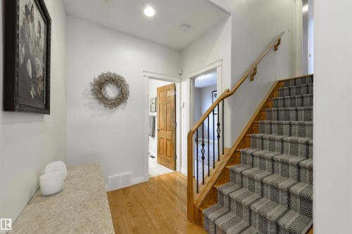 956 Hollingsworth Bend, Edmonton, AB 