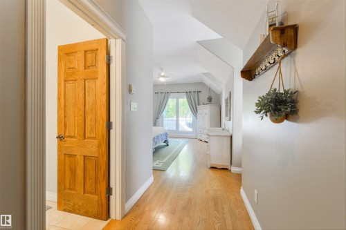 956 Hollingsworth Bend, Edmonton, AB 