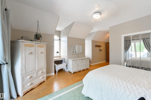 956 Hollingsworth Bend, Edmonton, AB 