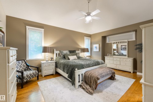 956 Hollingsworth Bend, Edmonton, AB 