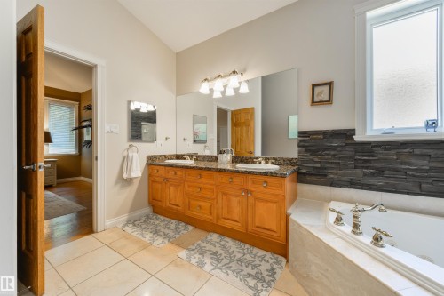 956 Hollingsworth Bend, Edmonton, AB 