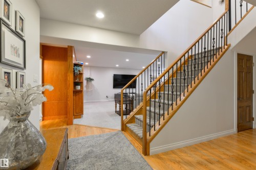 956 Hollingsworth Bend, Edmonton, AB 