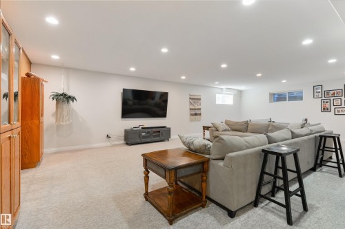956 Hollingsworth Bend, Edmonton, AB 