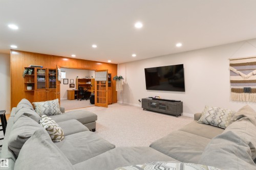 956 Hollingsworth Bend, Edmonton, AB 