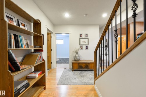 956 Hollingsworth Bend, Edmonton, AB 