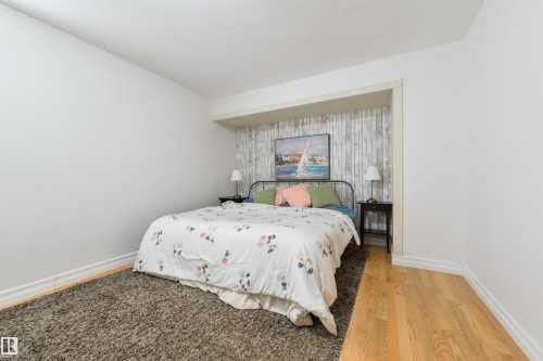 956 Hollingsworth Bend, Edmonton, AB 