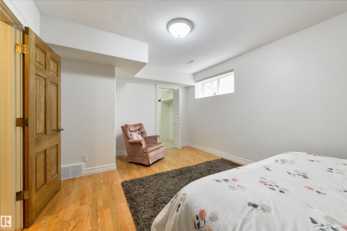 956 Hollingsworth Bend, Edmonton, AB 