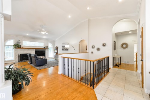 956 Hollingsworth Bend, Edmonton, AB 
