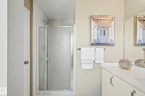 Shower enclosure with textured glass doors - 53 2072 Wonnacott Way, Edmonton, AB 