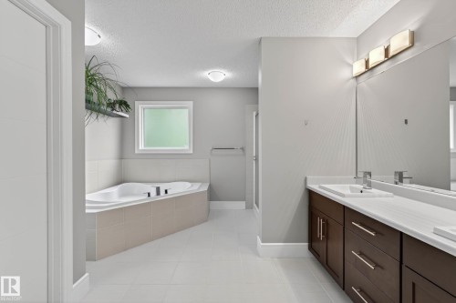 3411 Abbott Way, Edmonton, AB - Indoor Photo Showing Bathroom
