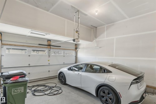 22614 99A Avenue, Edmonton, AB - Indoor Photo Showing Garage