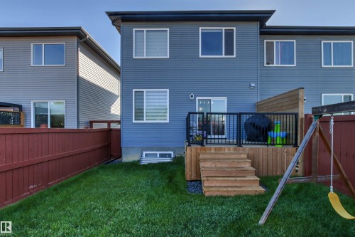 Manicured lawn with a wooden privacy fence - 7 Tenor Link, Spruce Grove, AB 