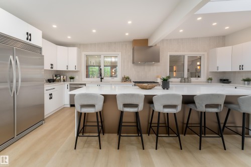 8728 72 Street, Edmonton, AB - Indoor Photo Showing Kitchen With Upgraded Kitchen