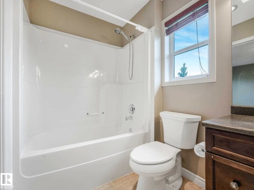 Image quality insufficient for description - 1325 Latta Crescent, Edmonton, AB - Indoor Photo Showing Bathroom