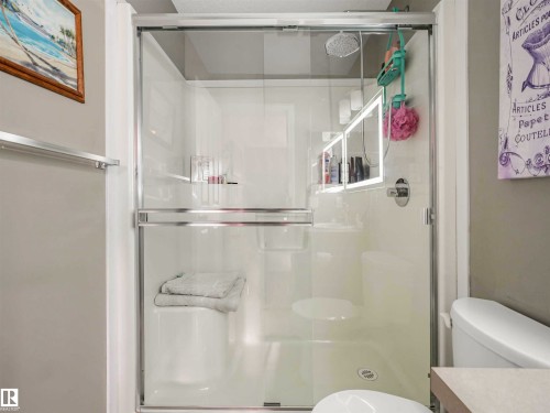 Shower enclosure with clear glass sliding doors and polished chrome hardware - 44 1140 Chappelle Boulevard, Edmonton, AB 