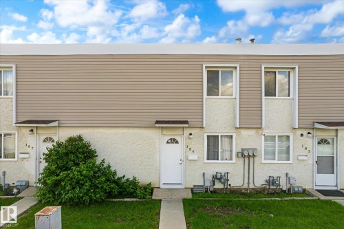 Multi-unit residential facade featuring stucco and horizontal siding - 186 Cornell Crest, Edmonton, AB 